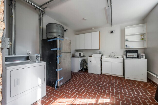 Building Photo - 6411 N Talman Ave