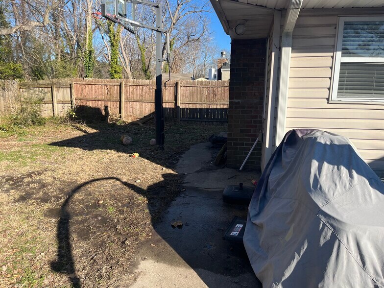 Building Photo - 4840 Brandywine Dr