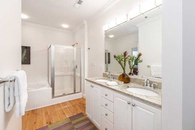 Building Photo - Luxurious Furnished Downtown Condo - 6-18 Month Lease Available!