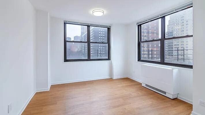 Building Photo - 240 E 27th St