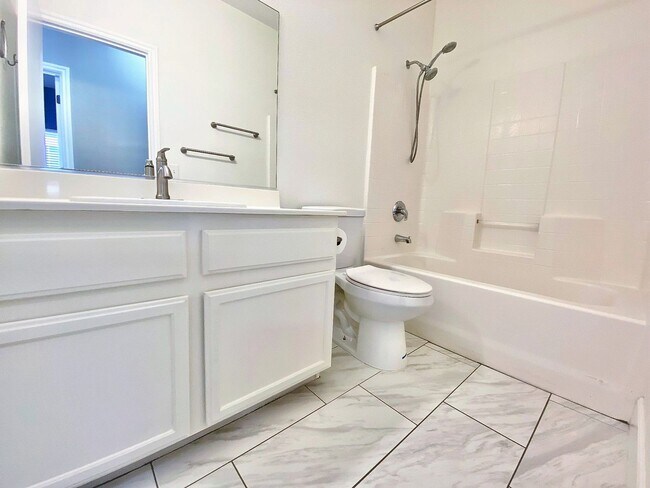 Building Photo - BEAUTIFUL 3 BEDROOM 2 FULL BATHS SINGLE ST...