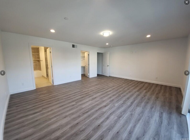 Building Photo - 14614 Vanowen St