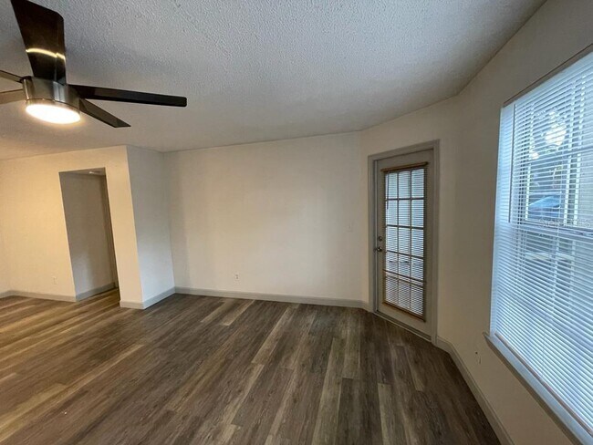 Building Photo - 6082 Westgate Dr