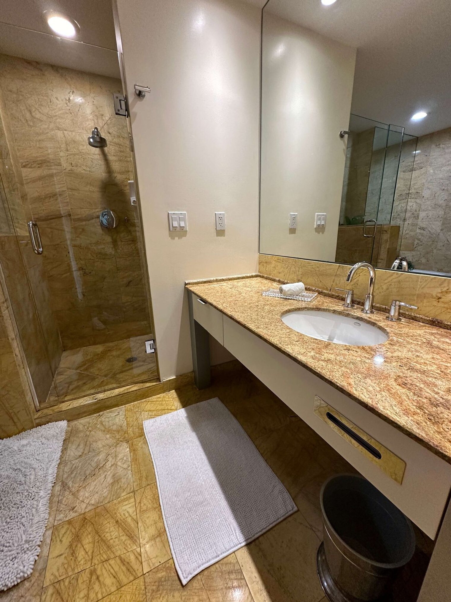 Building Photo - 1395 Brickell Bay Dr