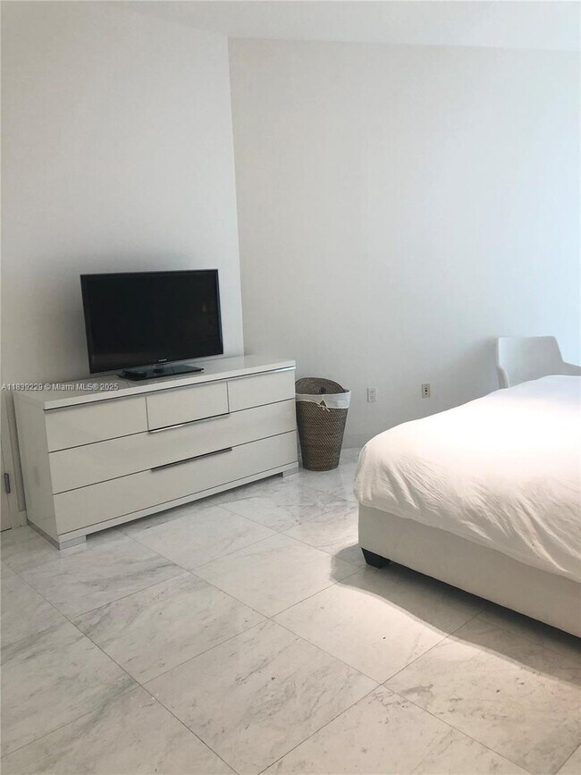 Building Photo - 15811 Collins Ave
