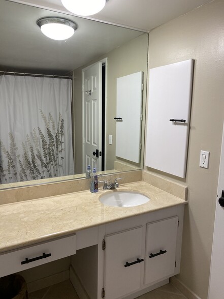 Guest Bathroom - 6770 Indian Creek Dr