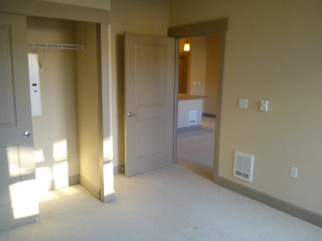 Building Photo - Bright Top-Floor Condo in the Heart of the...