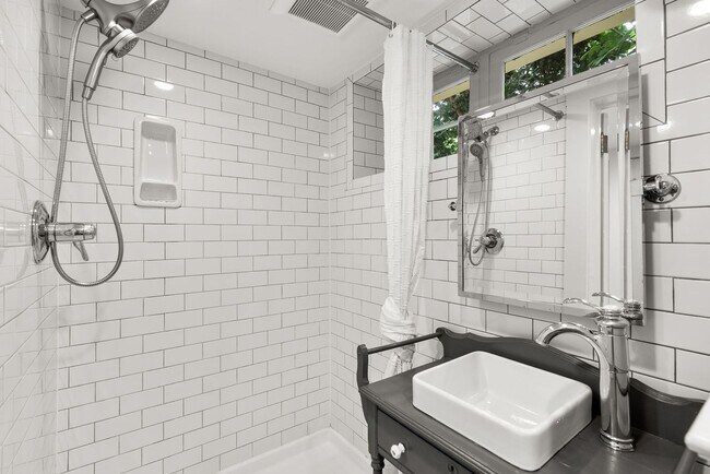 Building Photo - 4 Bed 3.5 bath - Kensington Victorian - Mo...