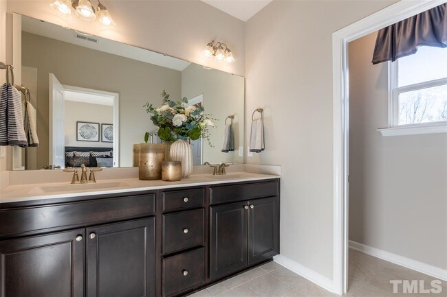 Model home - Master bath - 1115 Diamond Dove Ln