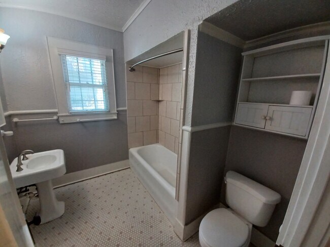 Building Photo - 214 Funston Pl