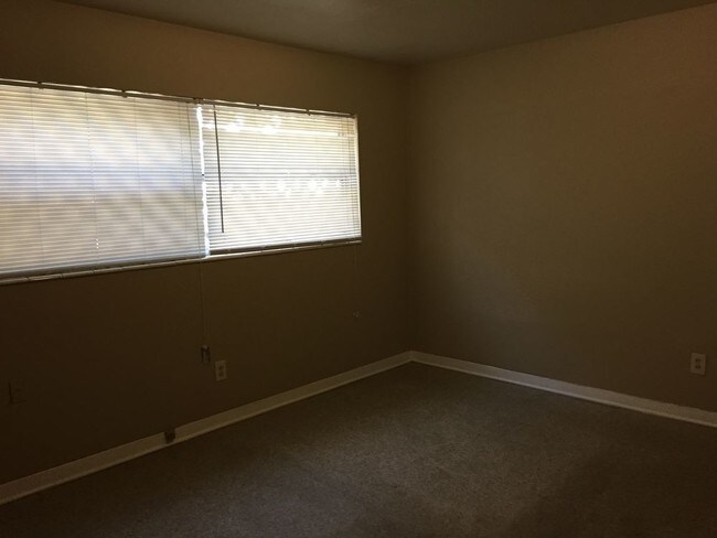 Building Photo - Quiet 2 Bedroom
