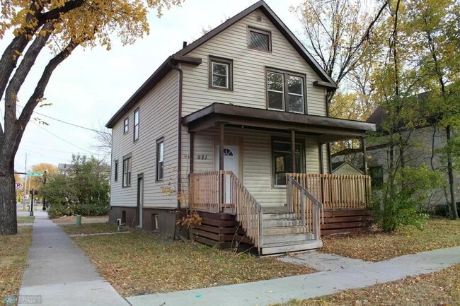 Primary Photo - 921 6th Ave N