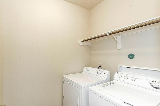 Building Photo - 32 Woodland Hills Dr