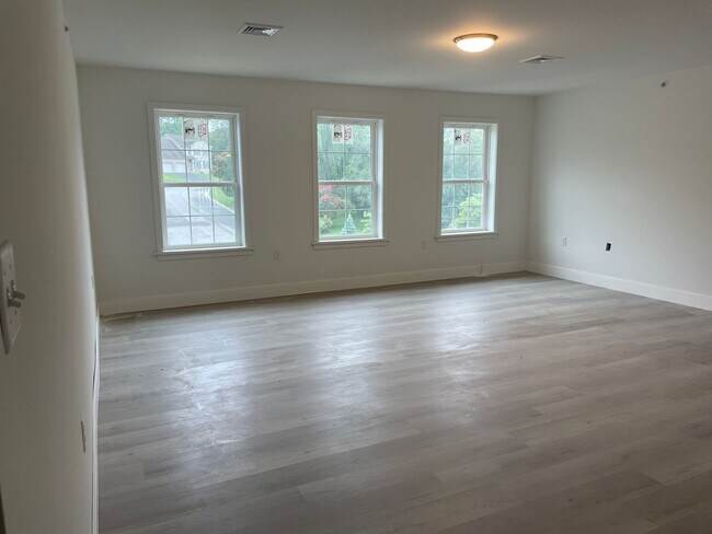 Building Photo - 40 Longfellow Dr
