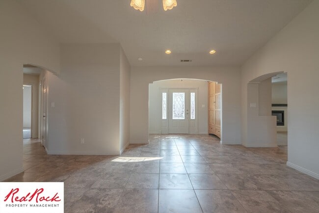 Building Photo - Spacious 3 Bedroom Single-Level Home in Bloomington Hills