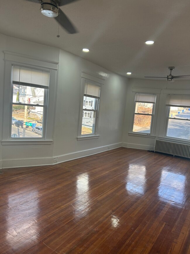 Building Photo - 214 Oak St
