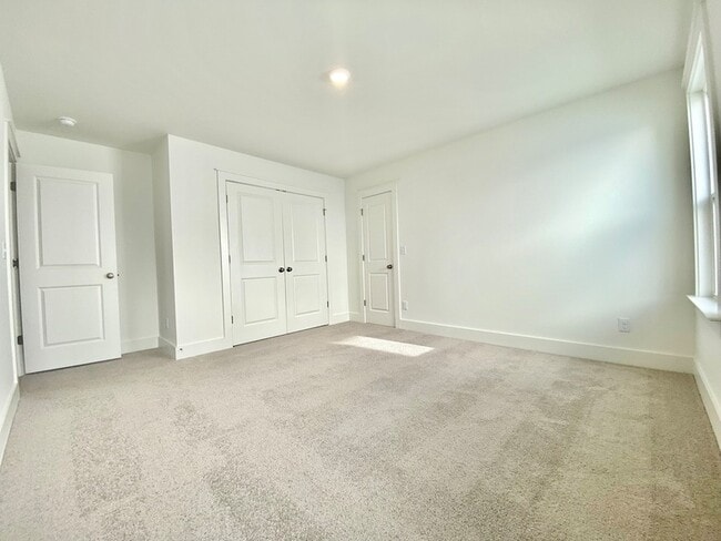Building Photo - 643 Conifer Dr