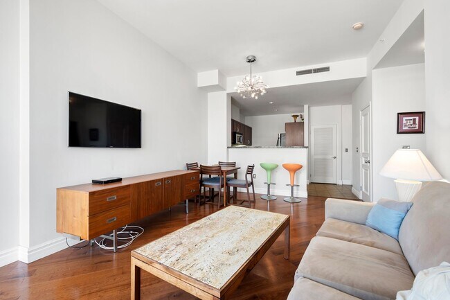 Building Photo - Top Floor Condo in the Gaslamp District!