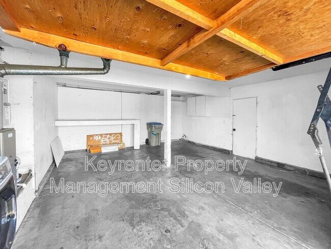 Building Photo - 547 Groth Pl