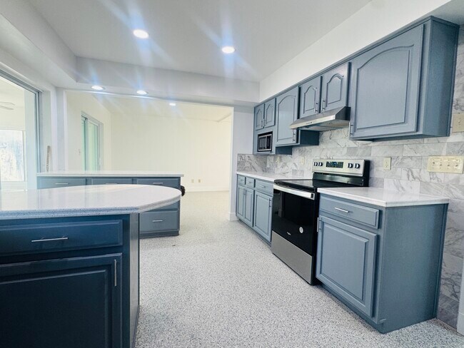 Building Photo - 13815 Good Life Rd