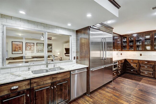 Building Photo - 3409 Lakeside Dr
