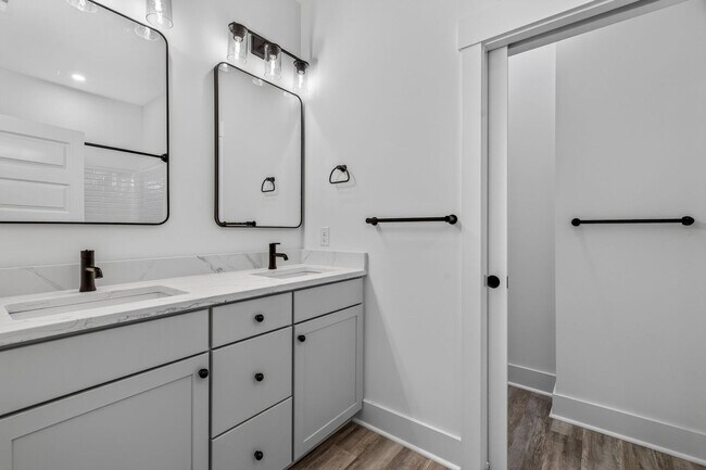 Building Photo - Modern Comfort in the Heart of Johns Island