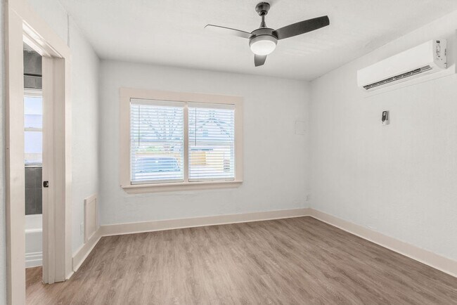 Building Photo - One Bedroom Boutique Apartment in the Plaza