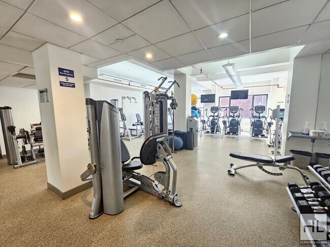 Building Photo - 15th Floor Studio Apartment Near Union Squ...