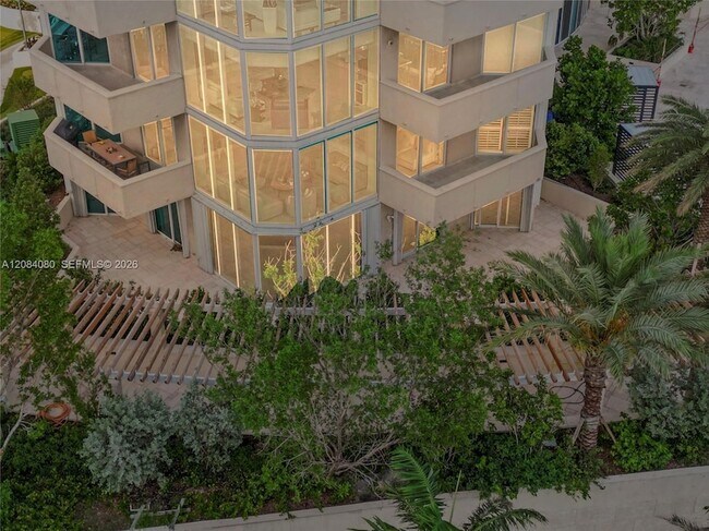 Building Photo - 300 South Pointe Dr