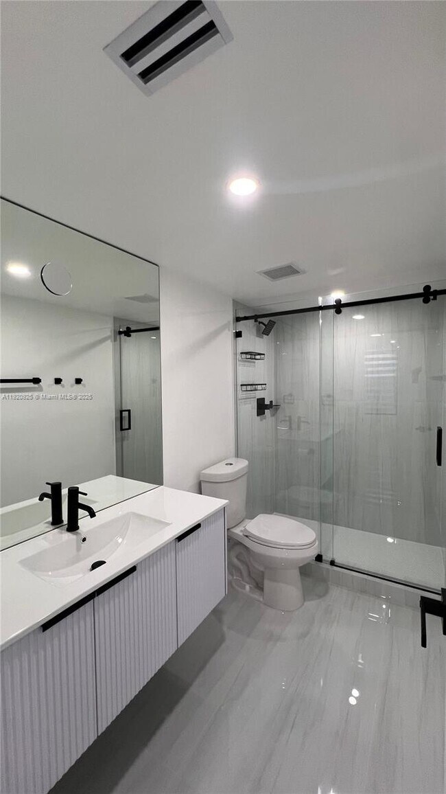 Building Photo - 9686 Fontainebleau Blvd