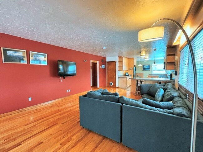 Building Photo - Spacious Midtown Two Bedroom with Utilitie...