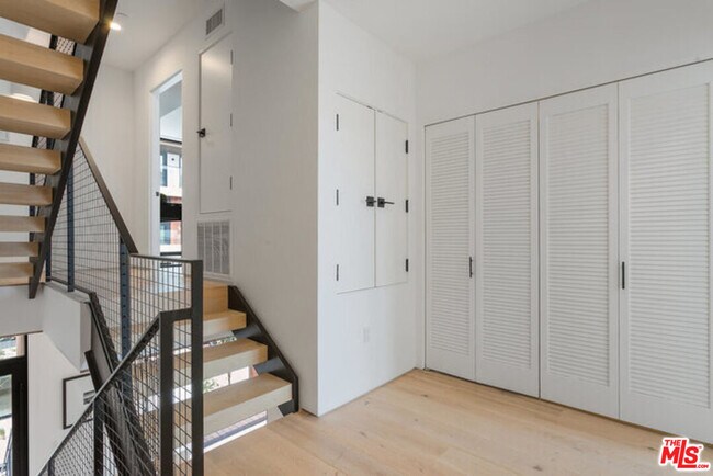 Building Photo - 610 S Van Ness Ave
