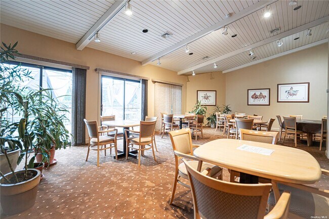 Building Photo - 30 Club Dr S