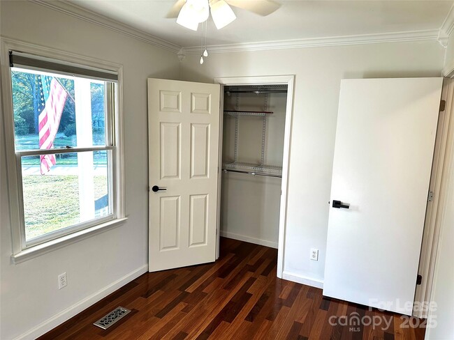 Building Photo - 2054 Hickory Hills Dr