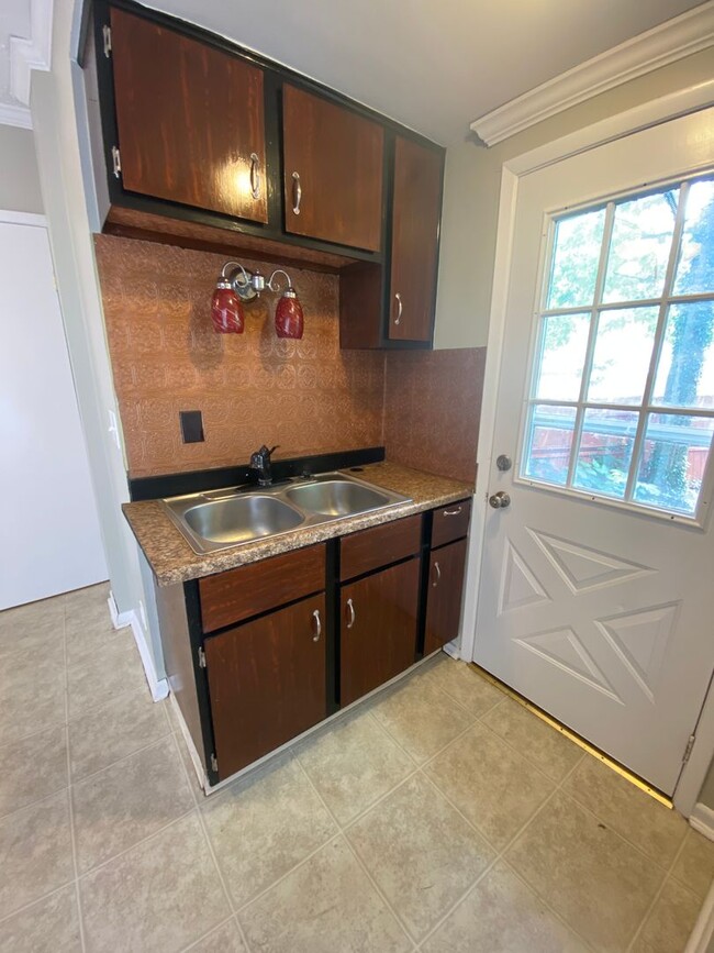 Building Photo - 2 Bedroom 1 Bath home