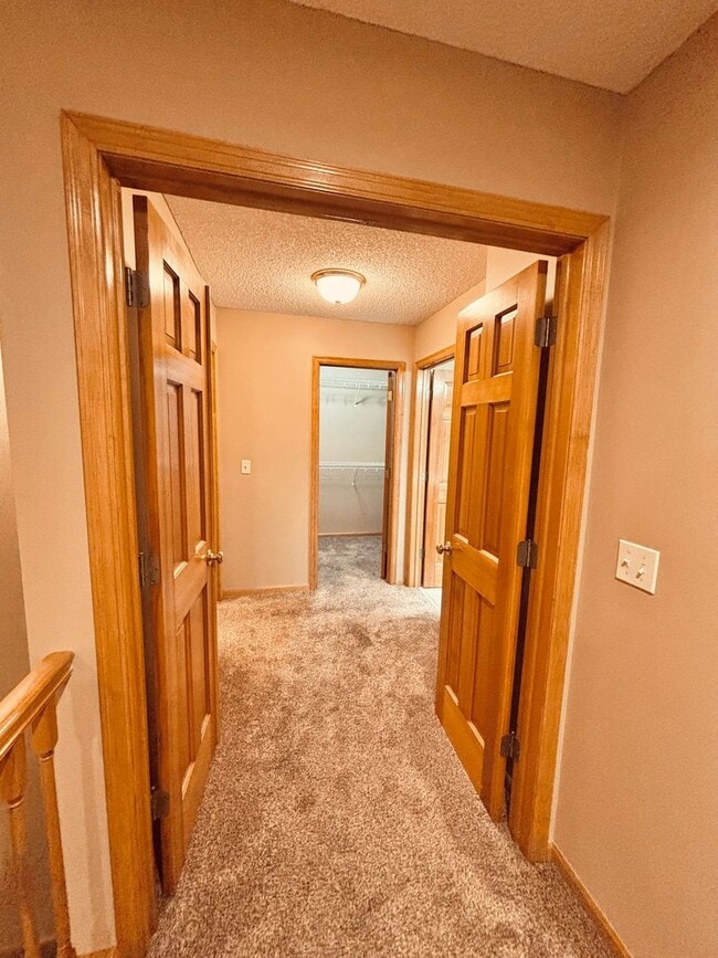 Building Photo - Huge 5 bed home located in Maple Grove!
