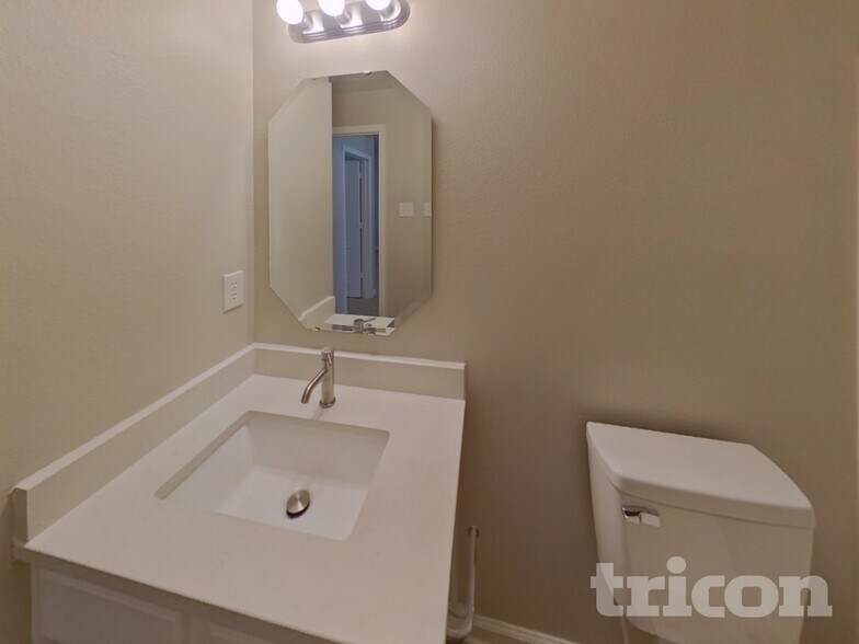 Building Photo - 1332 Waterlily Lane