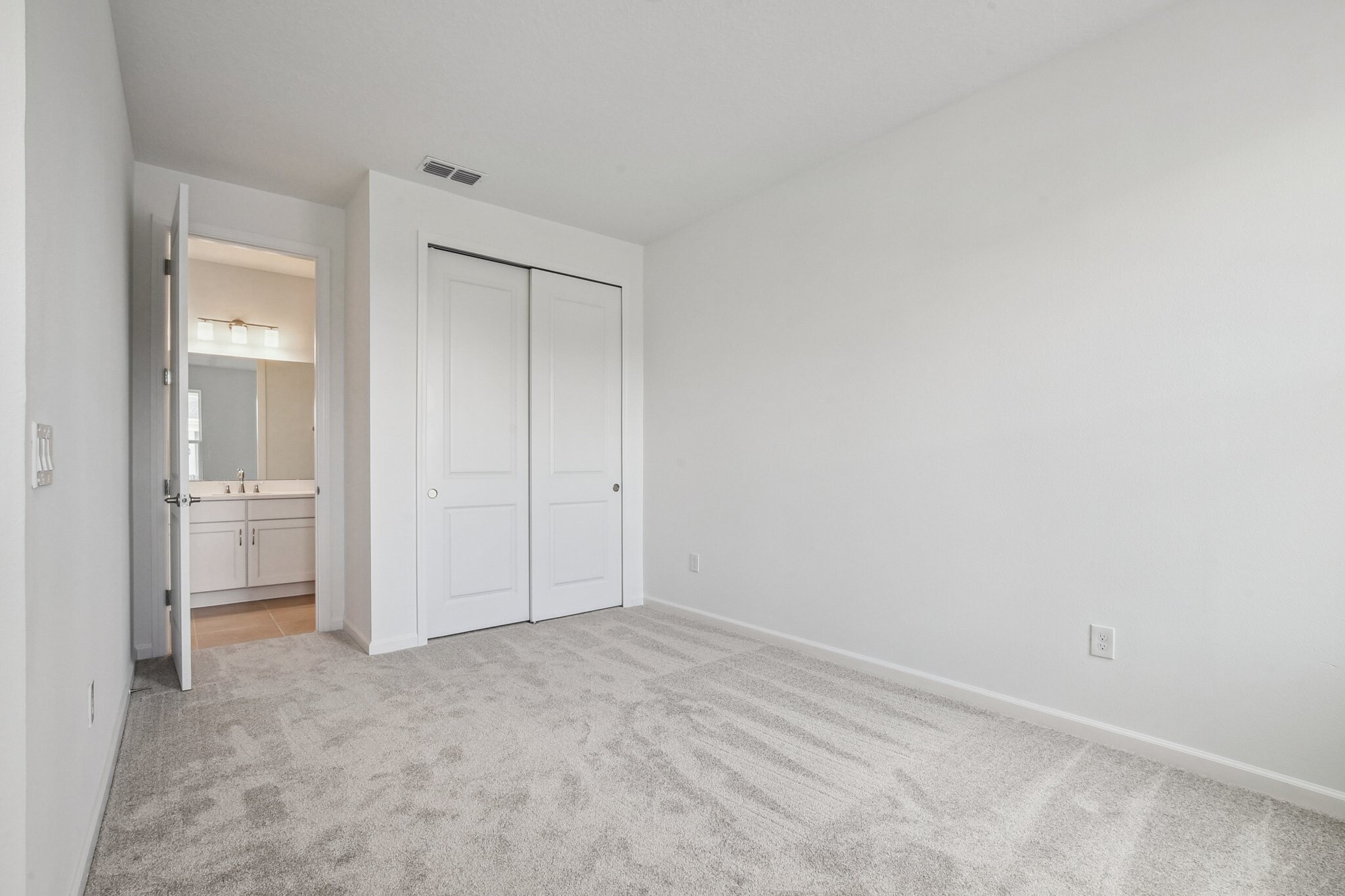 Building Photo - 1653 Pinecliff Dr