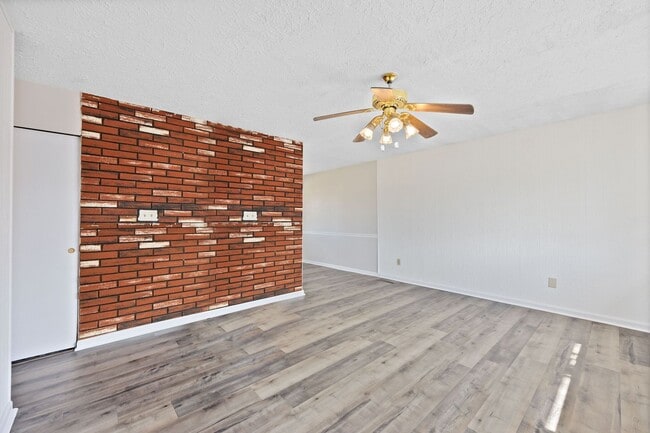 Building Photo - Summerside Ohio- 3 bed, 1 bath, Fenced Yard & Car Port