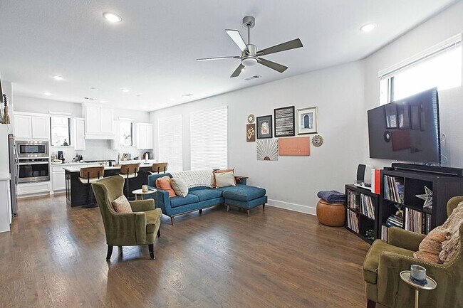 Building Photo - 1405 Bronson Ct
