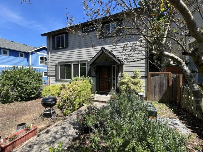 Building Photo - Bright and Modern North Portland Living with Three Bedrooms, Laundry Room & Attached Garage