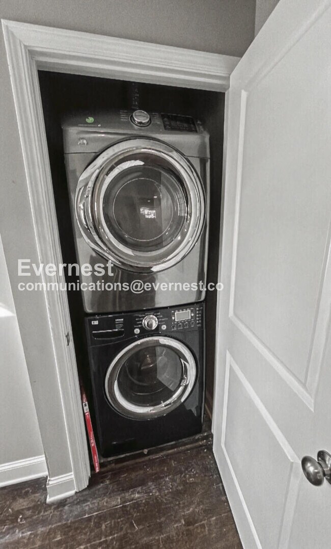 Building Photo - 3 Bed/2 Bath Home with In-Unit Laundry / Vouchers Accepted / Available Now!