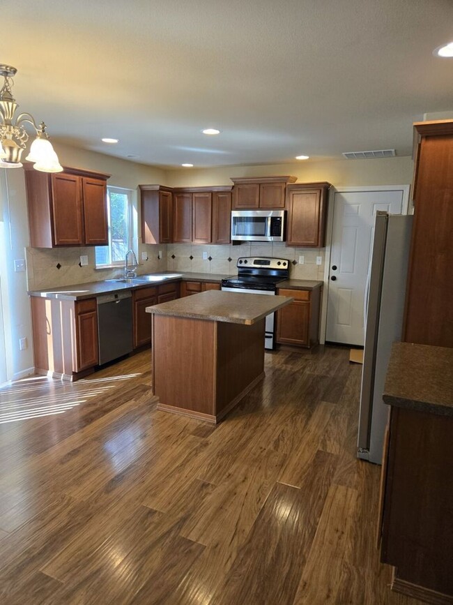 Building Photo - STATUS: AVAILABLE |R16| $2450
