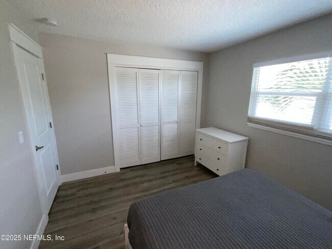 Building Photo - 318 Arricola Ave