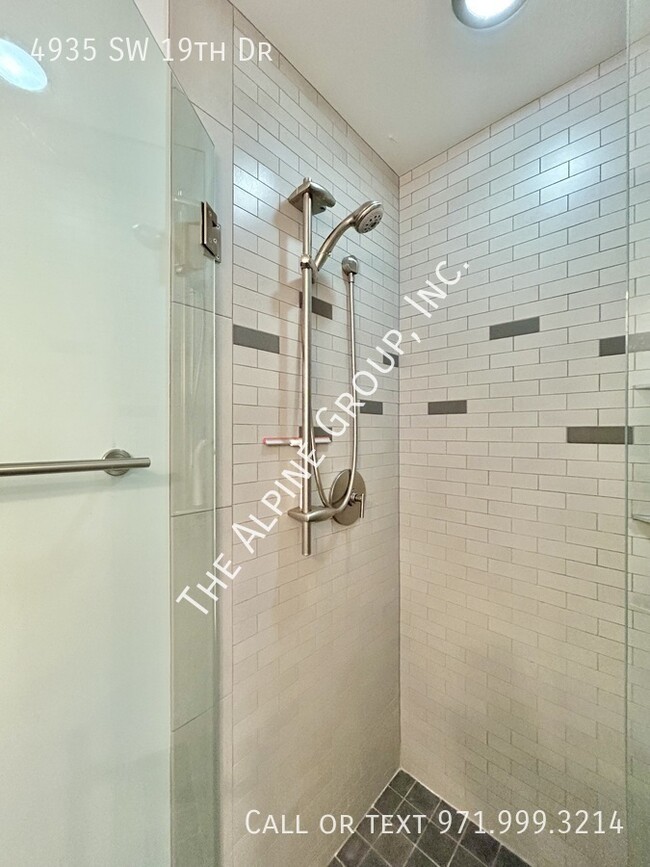 Building Photo - 4935 SW 19th Dr