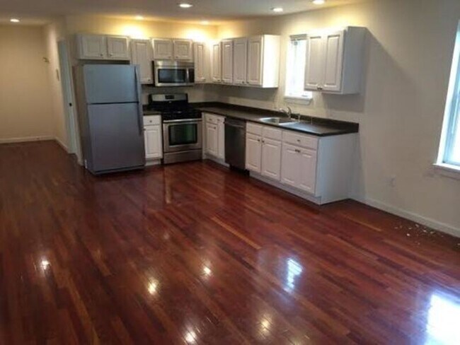 Building Photo - 323-325 College Street, Unit 7