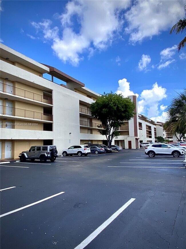 Building Photo - 8870 Fontainebleau Blvd