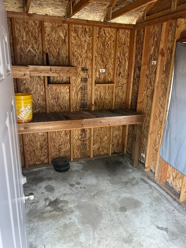 Building Photo - 4 Bed, 1 Bath, Large fenced yard, Shop, En...