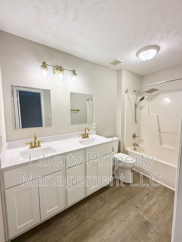 Building Photo - 805 Broadmore Dr