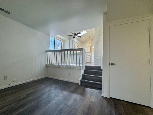 Building Photo - Beautiful 5 bedroom 2.5 bathroom home available NOW!!!